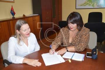 Firma del convenio de cesión de una vivienda municipal a A tí mujer (Foto TA)